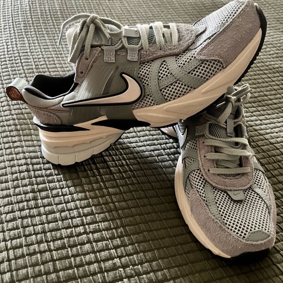 Women’s Nike V2K Run - Picture 2 of 16